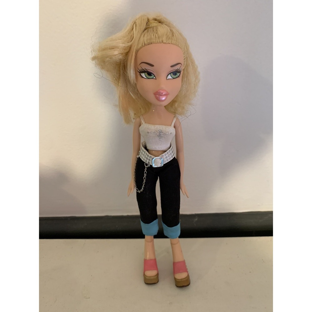 Vintage 2001 MGA‎ Bratz Cloe Doll w/ Pants, Shirt & Heels. Blonde Green Eyes